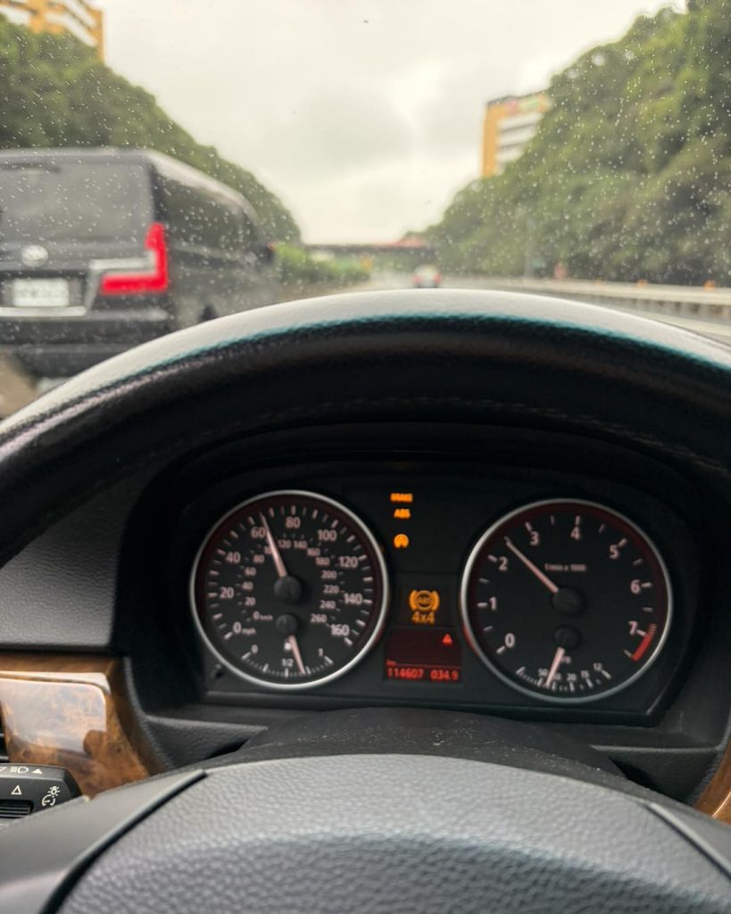 中古車商日常:即便儀表板亮起多個警示燈號,依然從容駕駛的視角。